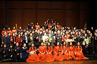 Students of CUHK and Tsinghua pose for a group photo on stage
